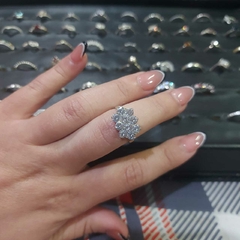 Anillo Flor con Piedras.