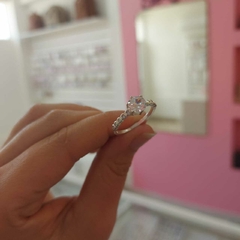 Anillo con Piedra Blanca Encastrada. en internet