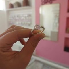 Anillo con Piedra Blanca Encastrada. - comprar online