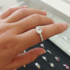 Anillo con Piedra Blanca Encastrada.