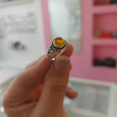 Anillo con Piedra Encastrada Amarilla. en internet