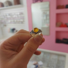 Anillo con Piedra Encastrada Amarilla. - comprar online