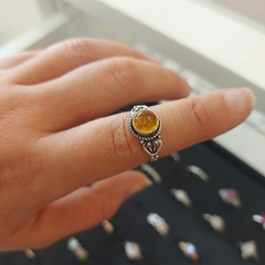 Anillo con Piedra Encastrada Amarilla.