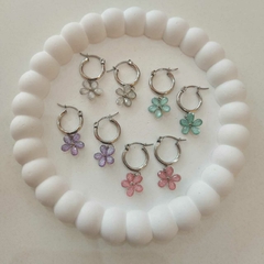 Argollitas con Colgante Flores.