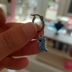 Argollitas con Colgante Dinosaurios. - Santa Rita Joyas y Accesorios