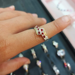 Anillo con Detalles en Oro y Piedritas Encastradas. en internet