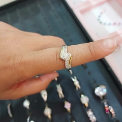 Anillo con Detalles en Oro y Piedritas Encastradas.