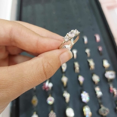 Anillo con Piedras Blancas Encastradas. en internet