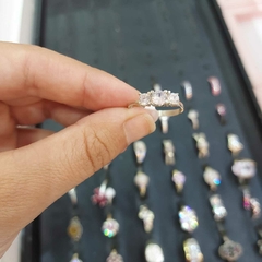 Anillo con Piedras Blancas Encastradas. - comprar online