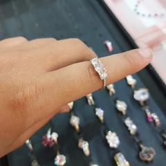 Anillo con Piedras Blancas Encastradas.