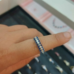 Anillo con Piedritas Encastradas. en internet