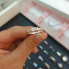 Anillo con Piedra Rectangulito Encastrada. - comprar online