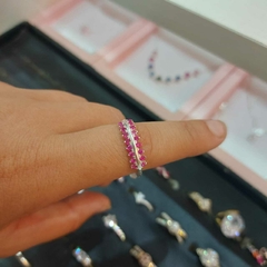Anillo con Piedritas Encastradas.