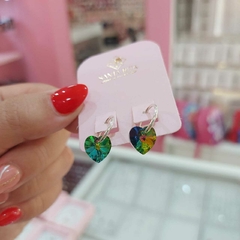 Argollitas Corazón Swarovski Verde Tornosolado.