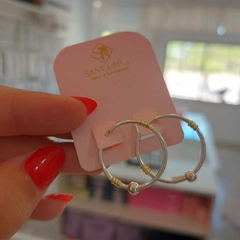 Argollitas Semi Grandes con Pelotitas y Detalles en Oro. - comprar online