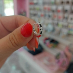 Argollitas Cliker con Piedras Negras Encastradas. en internet