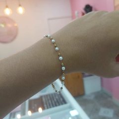 Pulsera con Pelotitas Blancas y Doradas. - comprar online