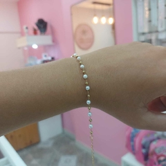 Pulsera con Pelotitas Blancas y Doradas.