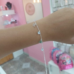 Pulsera con Dijes Ojitos y Piedritas.