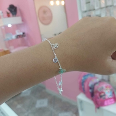 Pulsera con Dijes Ojitos y Piedritas. - comprar online