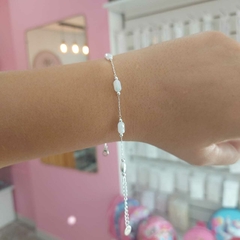 Pulsera con Piedritas Tornasoladas.