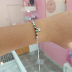 Pulsera con Pelotitas de Color y Dije.