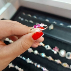 Anillo Fino con Piedras Rosadas. - comprar online