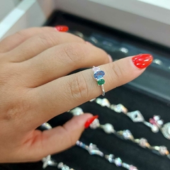 Anillo Fino con Piedras Encastradas.