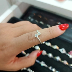 Anillo con Doble Piedrita Blanca.