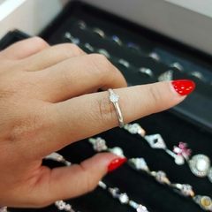 Anillo Fino con Piedrita Blanca.