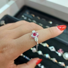 Anillo Tipo Frutillita con Piedras.