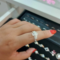 Anillo Corazón con Piedras Blancas Encastradas.