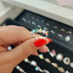 Anillo con Piedras Encastradas Multicolor. - comprar online