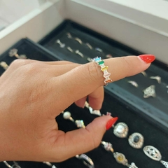 Anillo con Piedras Encastradas Multicolor.