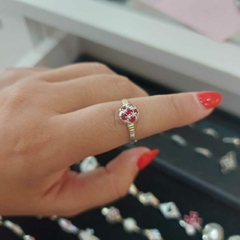 Anillo Frutillita con Detalles en Oro.