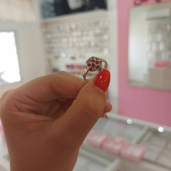 Anillo Frutillita Chato con Piedras Rojas y Blancas. en internet