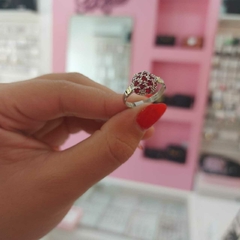 Anillo Frutillita Chato con Piedras Rojas y Blancas. - comprar online