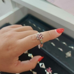 Anillo Frutillita Chato con Piedras Rojas y Blancas.