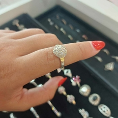 Anillo Frutillita Chato con Detalles en Oro.