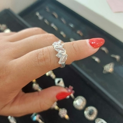 Anillo con Piedras Blancas Encastradas.