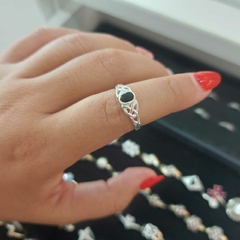 Anillo con Detalles y Piedra Negra.