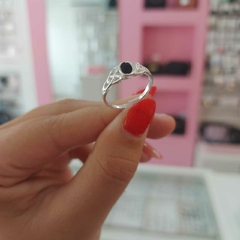 Anillo con Detalles y Piedra Negra. - comprar online