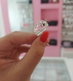 Anillo con Piedritas y Corazones. en internet
