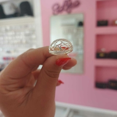 Anillo con Piedritas y Corazones. - comprar online