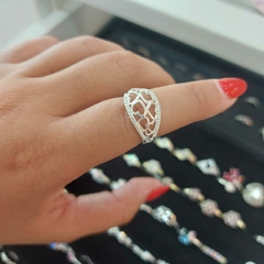 Anillo con Piedritas y Corazones.