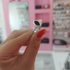 Anillo con Piedra Negra. en internet
