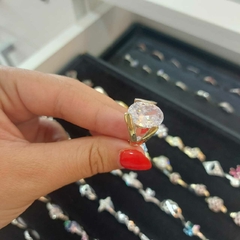 Anillo con Piedra Blanca Grande y Detalles en Oro. en internet