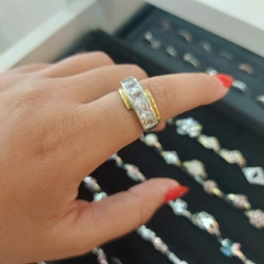 Anillo con Piedras Blancas Encastradas y Detalles en Oro.
