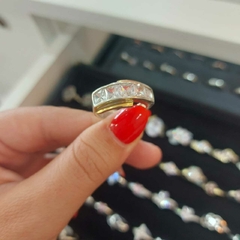 Anillo con Piedras Blancas Encastradas y Detalles en Oro. - comprar online