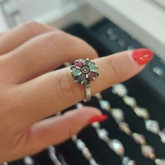 Anillo Flor con Piedras Encastradas.